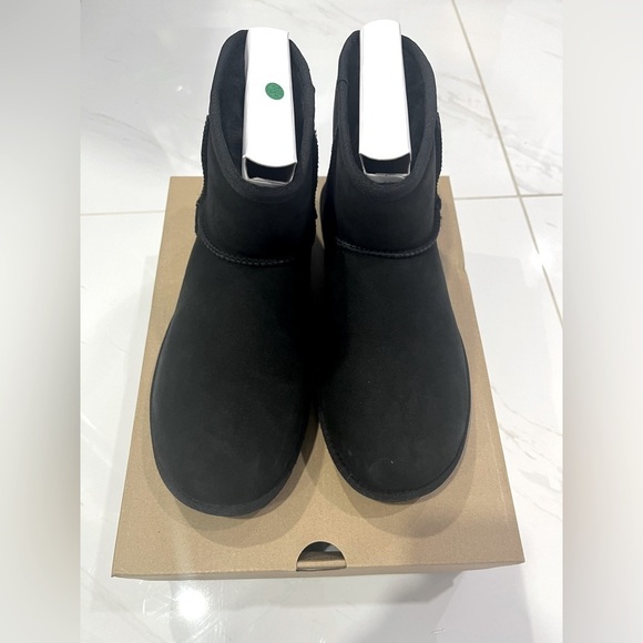 UGG: Classic Mini  II Boot - Picture 1 of 4